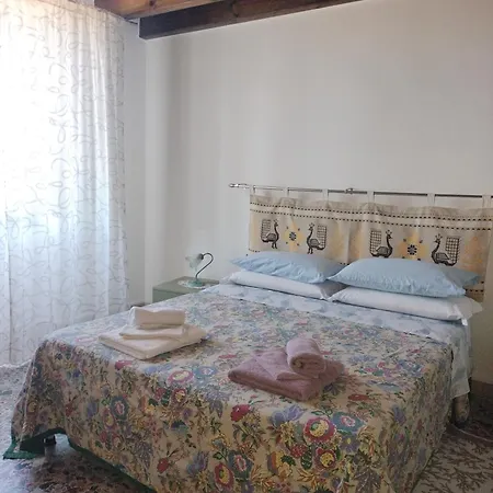 宾馆 La Casa Rossa 里奥拉萨尔多